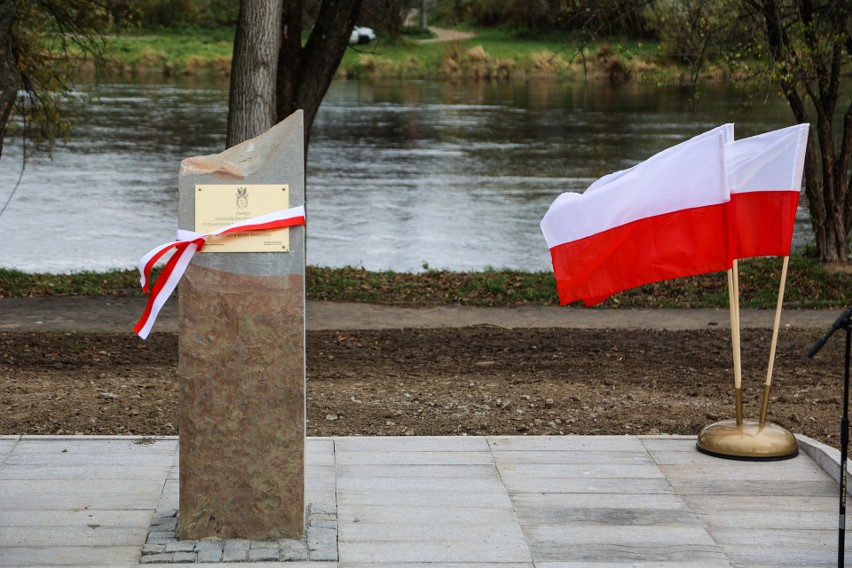 W Sanoku upamiętniono Polaków wywiezionych na "nieludzką ziemię". Obelisk stanął nad Sanem [ZDJĘCIA, WIDEO]