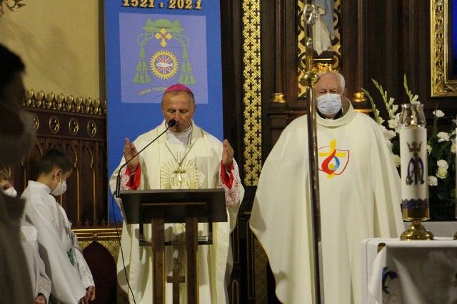 Ksiądz biskup Marek Solarczyk odprawił uroczystą mszę świętą jubileuszową w kościele we Wrzosie.
