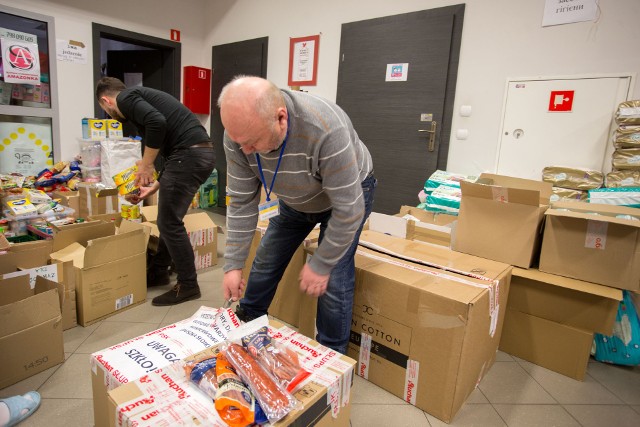 Już ponad 100 uchodźców przychodzi codziennie po dary do punktu zbiórki w SCOPiES w Słupsku. Potrzeb jest tam mnóstwo