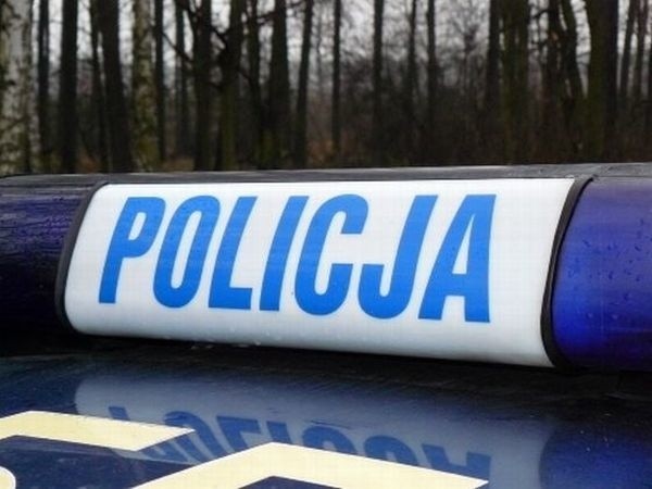 Policjanci szukają złodzieja, który okradł domek w Łężeczkach.