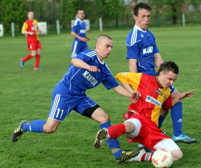 W meczu na szczycie piłkarze Tłoków Gorzyce pokonali z Turbi tamtejszego Kantora 1:0.