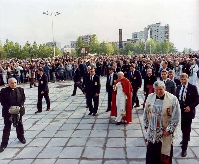 39 lat temu Karol Wojtyła został papieżem. Podczas ponad 27-letniego pontyfikatu Jan Paweł II odwiedził wiele miejsc na świecie. M.in. Koszalin.Zobaczcie archiwalne zdjęcia z wizyty w Koszalinie, do której doszło 1 czerwca 1991 roku.Zobacz także Ołtarz, przy którym 1 czerwca 1991 roku w Koszalinie mszę świętą odprawił Jan Paweł II