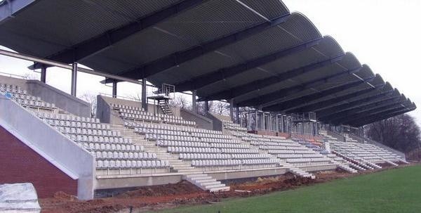 Jedna z trybun stadionu w Legnicy. Podobny obiekt mógłby stanąć w Stargardzie. Myślę, że 4-tysięczna widownia wystarczyłaby dla 60-tysięcznego miasta.