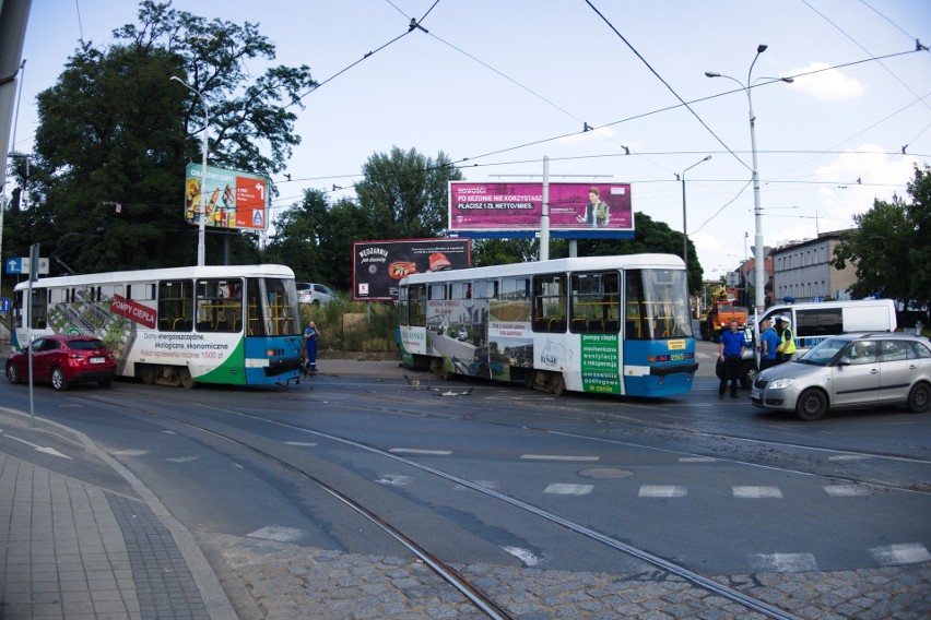 Wykolejenie tramwaju na pl. Powstańców Wielkopolskich. Wagon wjechał na chodnik