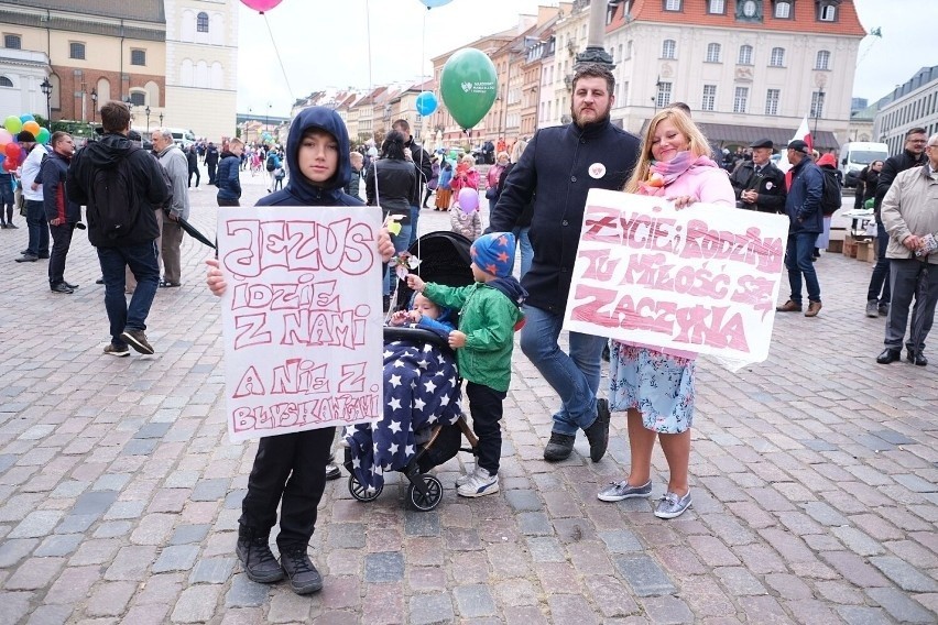 Narodowy Marsz dla Życia i Rodziny. Tłumy na Placu Zamkowym w Warszawie. "Maszerujemy w obronie tradycyjnych wartości"