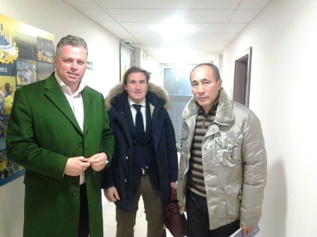 Tałant Dujszebajew (z prawej) wraz ze swoim menadżerem rano odwiedził kielecki klub i spotkał się z prezesem Bertusem Servaasem.