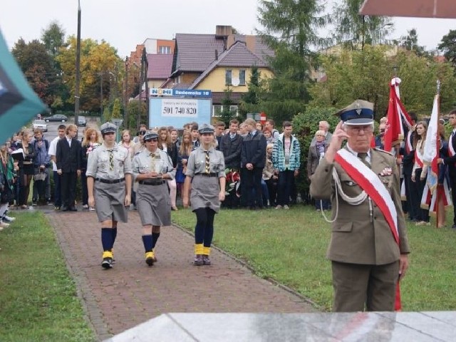 Uroczystość pod Krzyżem Katyńskim zakończyło złożenie kwiatów i zapalenie zniczy.