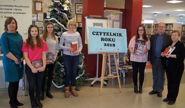 Laureaci konkursu Czytelnik Roku 2018 w Krasocinie z wójtem gminy i dyrektorką biblioteki.