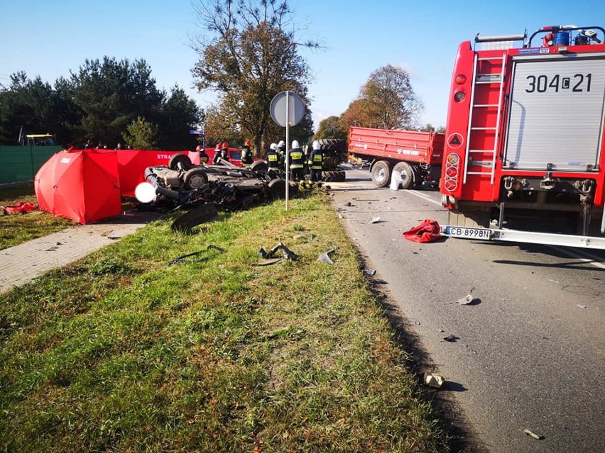 Tragiczny wypadek w Łochowicach niedaleko Bydgoszczy. Nie żyje kierowca mercedesa