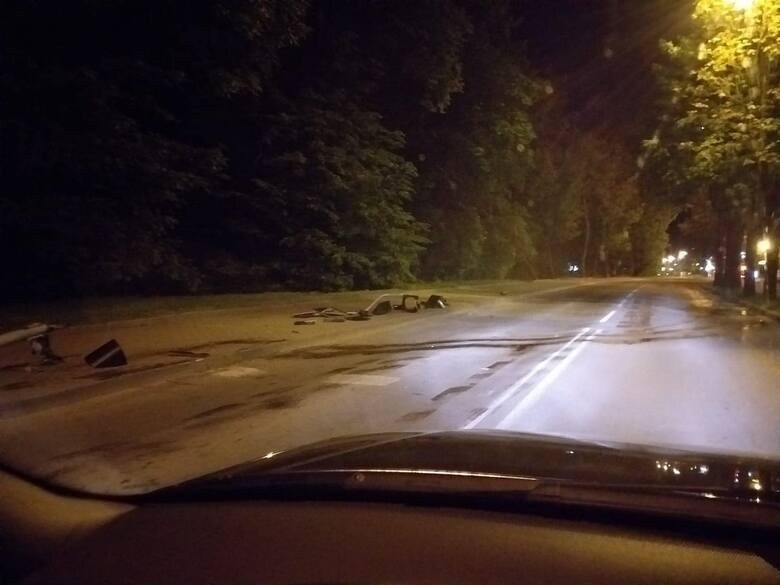 Nocny rajd ulicami Ełku. Jest nagranie zdemolowania przystanku i latarni miejskiej [ZDJĘCIA, WIDEO]