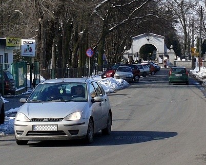 Wielu kierowców skręca z ulicy Limanowskiego w Obrońców, lekceważąc zupełnie obowiązujący zakazu wjazdu.