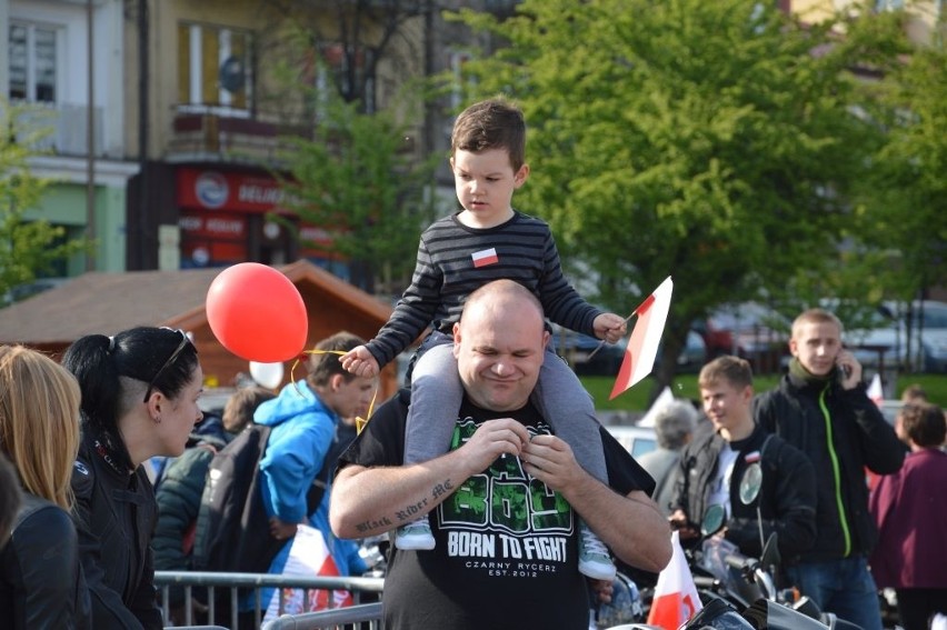Dzień Flagi w Ostrowcu. Taniec, motocykle i balony puszczone w niebo
