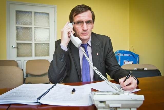 Dyrektor Powiatowego Urzędu Pracy w Bydgoszczy, Tomasz Zawiszewski, podczas dyżuru telefonicznego w „Expressie”