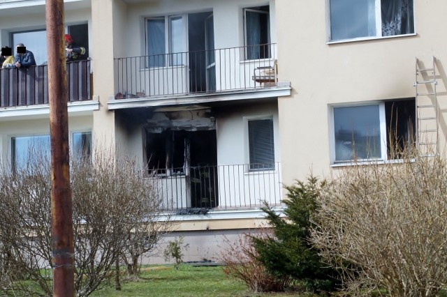 Spłonęło mieszkanie na ul. Bora Komorowskiego. Dwie osoby w szpitalu