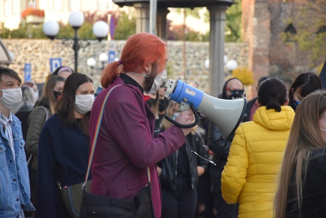 Protestujący spotykają się przeważnie przy Studni Czarownic.