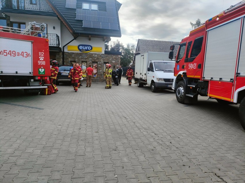 Ząb. Kobieta potrącona przez samochód przed sklepem spożywczym. Została zabrana do szpitala