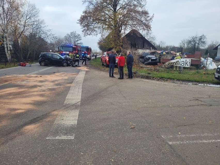 Kolejny wypadek na feralnym skrzyżowaniu w Trutnowach. Dwie osoby trafiły do szpitala! WIDEO