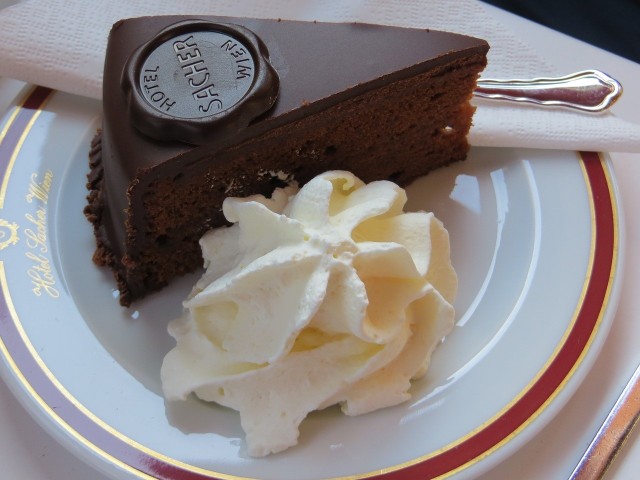 12 kwietnia obchodzimy Dzień Czekolady. Z tej właśnie okazji polecamy sprawdzony przepis na najsłynniejszy czekoladowy tort świata - tort Sachera. >>>ZOBACZ PRZEPIS NA KOLEJNYCH SLAJDACH