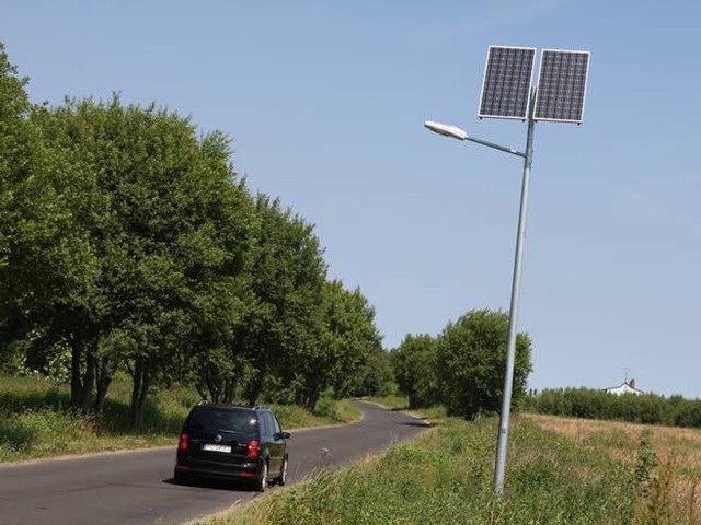 Lampa solarna przy drodze w gminie Słupsk.