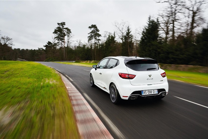 Pod maską Renault Clio RS 220 Trophy pracuje turbodoładowany...