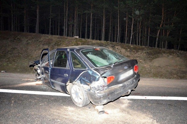 Kierowca, którego ford wypadł z drogi, walczy o życie w szpitalu.