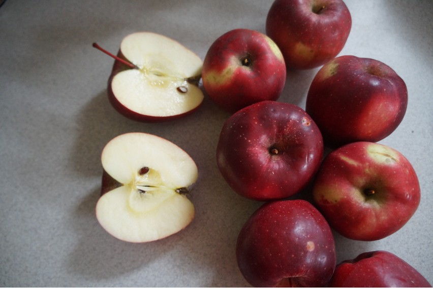 Do prażenia warto wybierać twarde jabłka o słodko-kwaśnym...