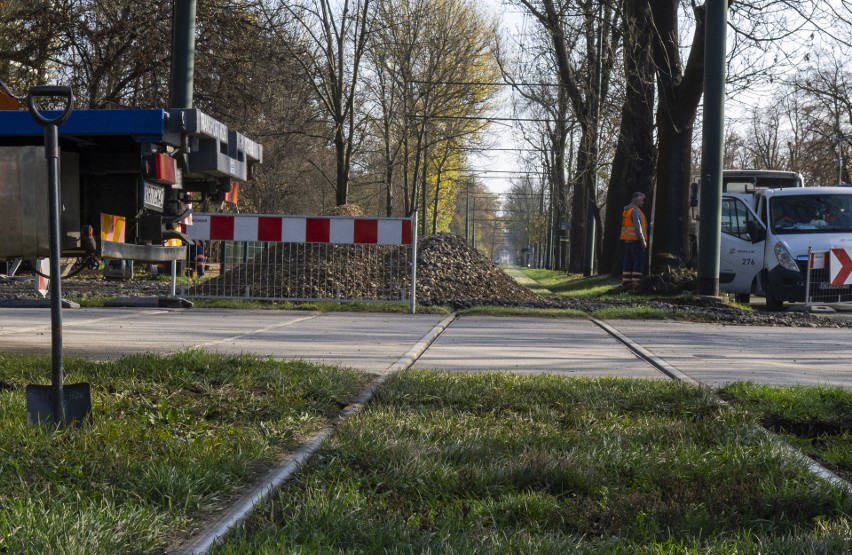 Rozkopali kawałek torowiska wzdłuż Błoń Krakowskich. Jakie skutki?