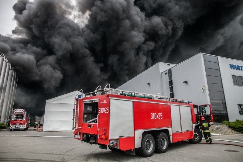 Pożar przy ul. Dąbrowskiego: Hala fabryczna w ogniu, całe miasto w dymie