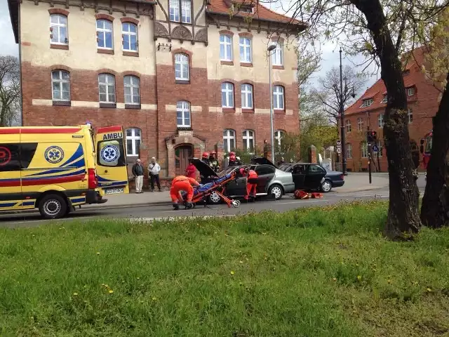 Ok. godz. 10.40 w Toruniu zderzyły się dwa samochody osobowe. Jedna osoba została poszkodowana. Uskarża się na ból kręgosłupa, więc została przewieziona do szpitala. Na miejscu jest policja i jeden zastęp straży pożarnej z Torunia.Obecnie zablokowany jest jeden pas ruchu.Autor: (maw)