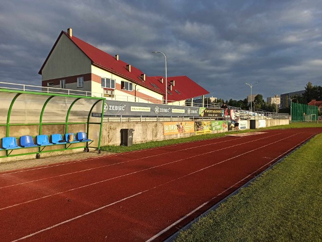 Stadion w Ożarowie przygotowany na inauguracyjny mecz Staru Starachowice w 3. lidze.