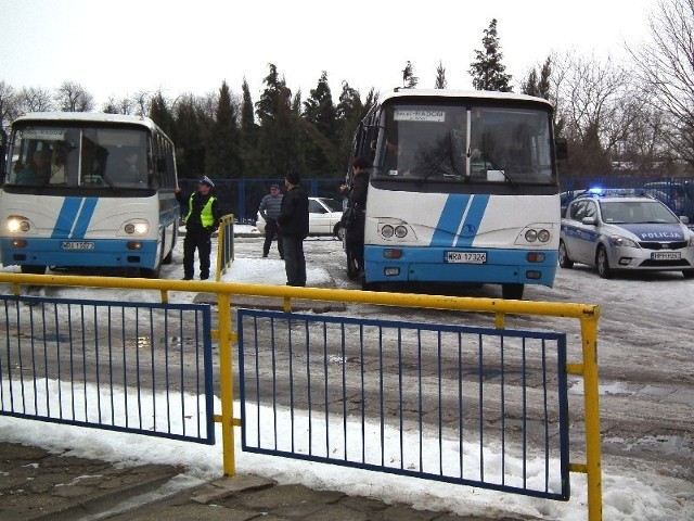 Policjanci dokonywali kontroli także na dworcu PKS w Zwoleniu 