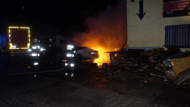 W nocy, na terenie zakładu mechanicznego przy ul. Portowej w Słupsku, spłonęły cztery samochody osobowe. Trzy z czterech, spłonęło doszczętnie. Trwają ustalenia przyczyny pożarów tych aut.