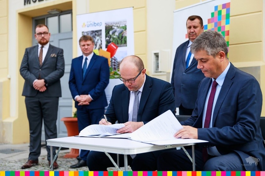 Podpisanie umowy na przebudowę drogi Bielsk...