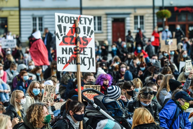 W Bydgoszczy protesty kobiet trwają od 23.10. br. Są reakcją na upolitycznioną decyzję Trybunału Konstytucyjnego, że aborcja eugeniczna jest niezgodna z Konstytucją RP