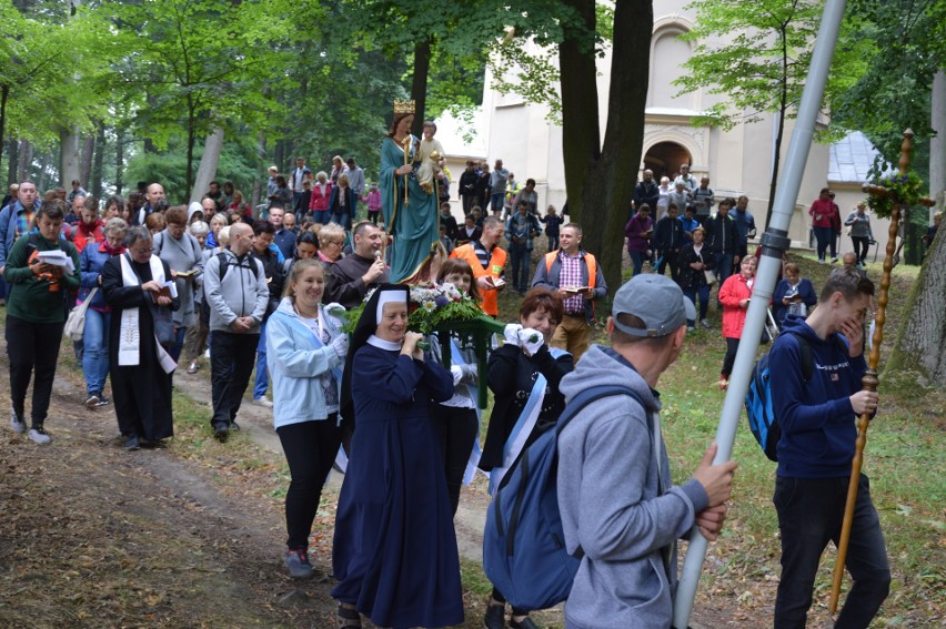 Pątnicy szli dróżkami Matki Bożej na mszę św. w Porębie. O...