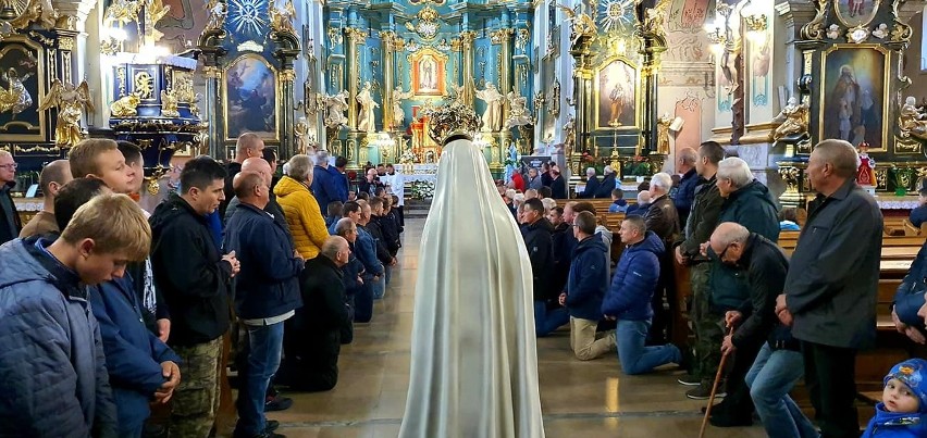 Październikowy Męski Różaniec w Przemyślu. Tak wielu mężczyzn jeszcze nie było [ZDJĘCIA]