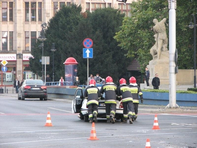 Wrocław: Wypadek na placu Jana Pawła II. Trzy auta blokowały ruch (ZDJĘCIA)