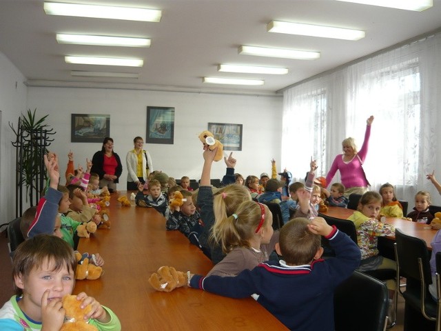 Dzieci pierwszy raz wzięły udział w obradach rady gminy i zagłosowały za 10- miesięcznymi wakacjami.