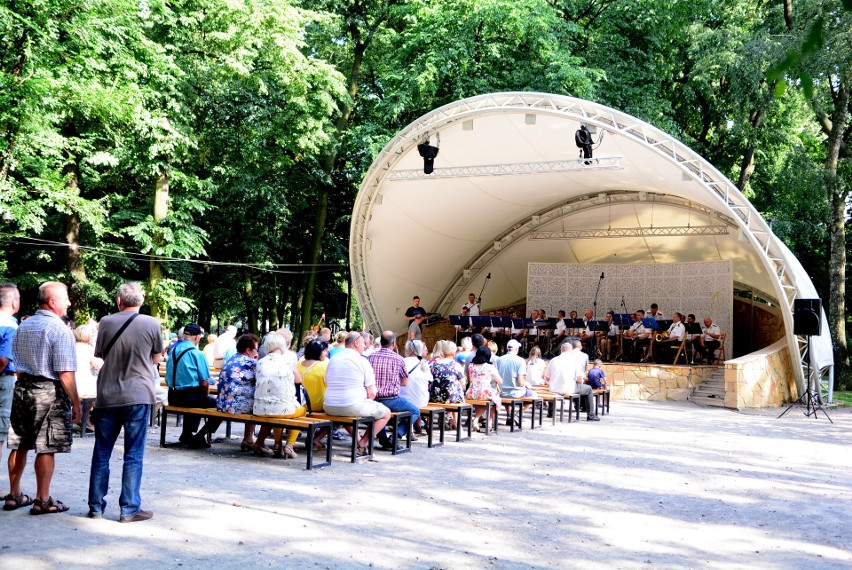 Radom. Letnie koncerty w muszli w parku Kościuszki. Na początek zagrała Orkiestra Wojskowa 