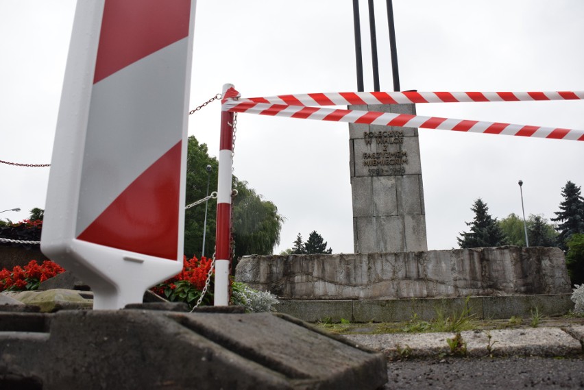 Burzą pomnik - symbol PRL-u w Krośnie. Ruszyła rozbiórka "rurowca" na pl. Monte Cassino [ZDJĘCIA] 