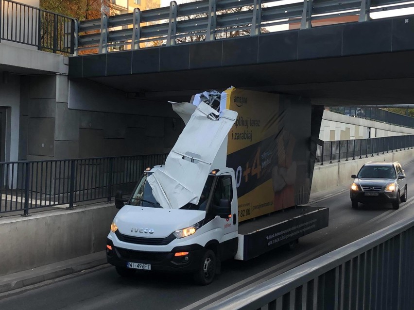 Laweta z reklamą utknęła pod wiaduktem na Niciarnianej w Łodzi. Są utrudnienia z przejazdem