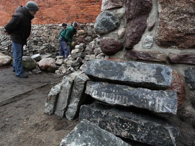Fragmenty płyt nagrobnych były schowane w murach szkoły przez około 60 lat. 