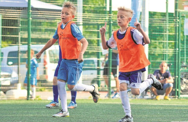 Najlepszy zawodnik Football Academy Jędrzejów Marcel Matuszewski (z lewej) i Maciej Schab najlepszy zawodnik turnieju. 