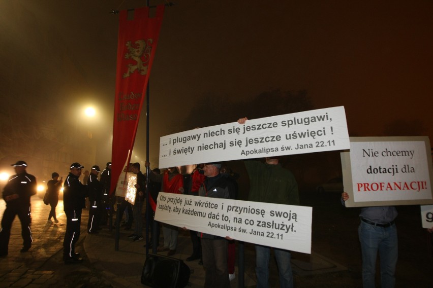 "Klątwa" we Wrocławiu. Różaniec i protesty przed kontrowersyjnym spektaklem [ZDJĘCIA]