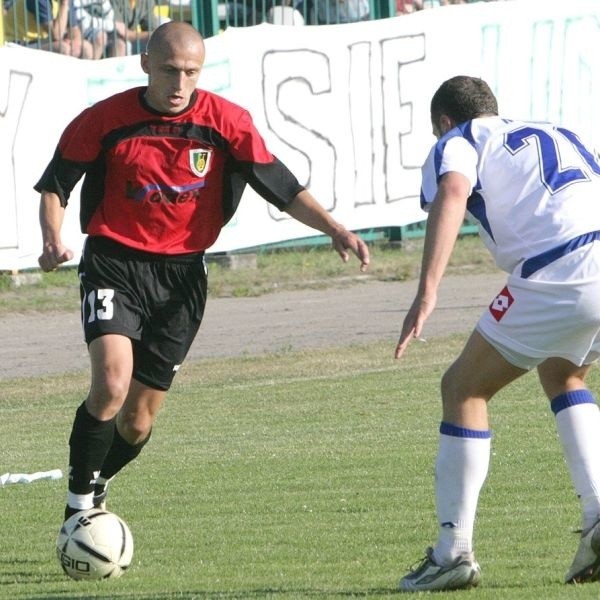 Janusz Iwanicki (z piłką) opuścił zespół piłkarzy Stali Stalowa Wola po trzech sezonach.