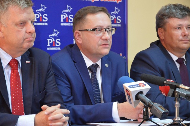 Od lewej senator Jarosław Rusiecki, kandydat na prezydenta Ostrowca Dariusz Kaszuba i starosta Zbigniew Duda.