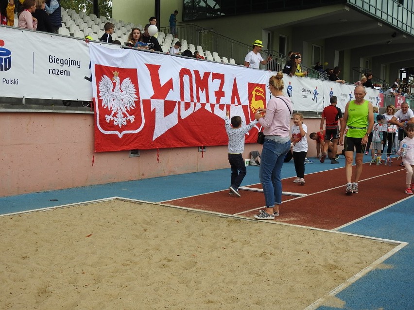 Łomża. 4. edycja PKO Bieg Charytatywny na stadionie. Pomagali z każdym krokiem i pokonywali rekordy [ZDJĘCIA, WIDEO]