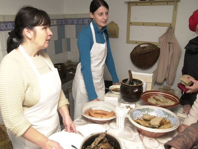 W swołowskiej zagrodzie można zjeść tradycyjne potrawy i nauczyć się dawnych tańców. 