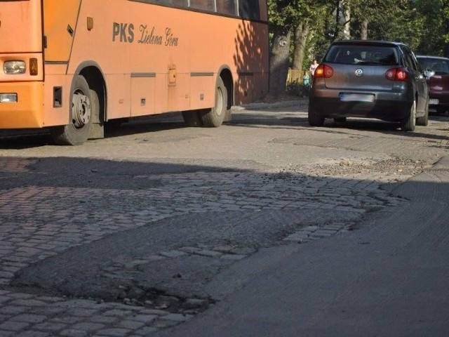 O dziwo, okazało się jednak, że al. Niepodległości fatalnie wyglądająca (po sfrezowaniu asfaltu) zostanie wyremontowana jeszcze w październiku. Oby!  (fot. Anna Szmytkowska)