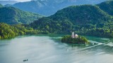 9 zachwycających atrakcji Słowenii, do których łatwo dotrzecie samochodem z Polski. Adriatyk, ogromne jaskinie, zamki i wiele więcej